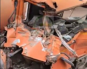 toilet puller car run into a tyre shop.