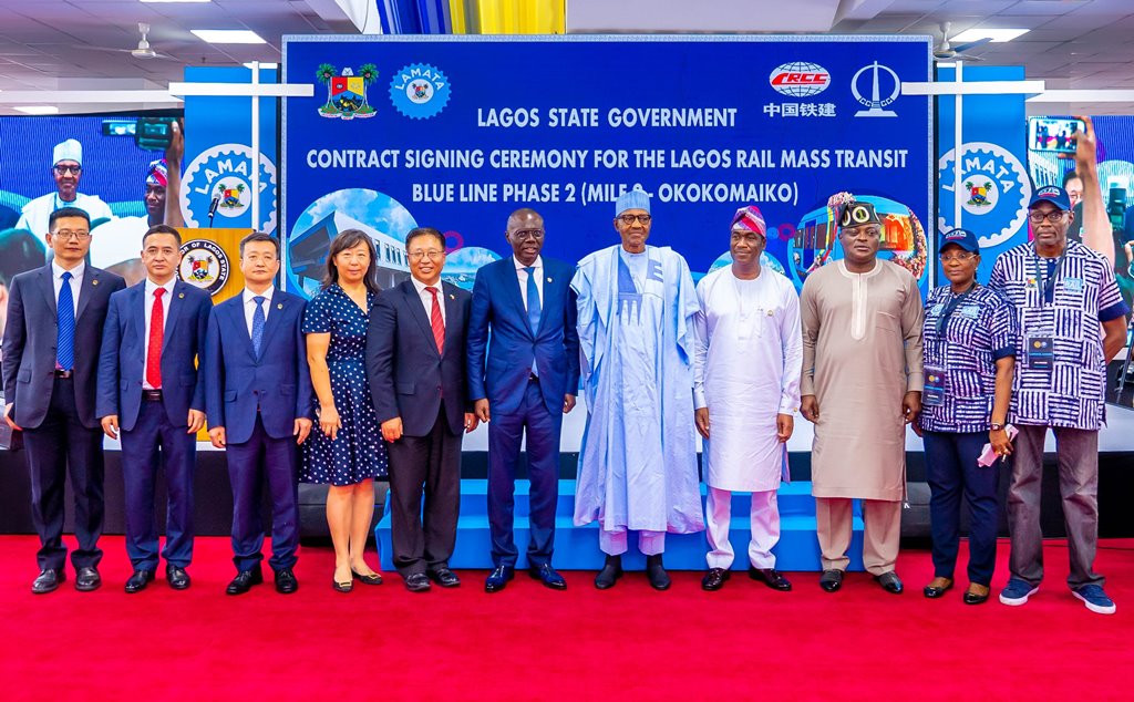 BUHARI RIDES IN LAGOS TRAIN