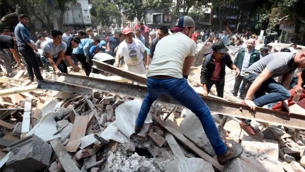 Earthquake Kills 128 in Napel