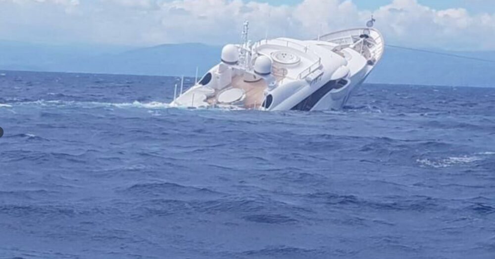 Yacht sinks